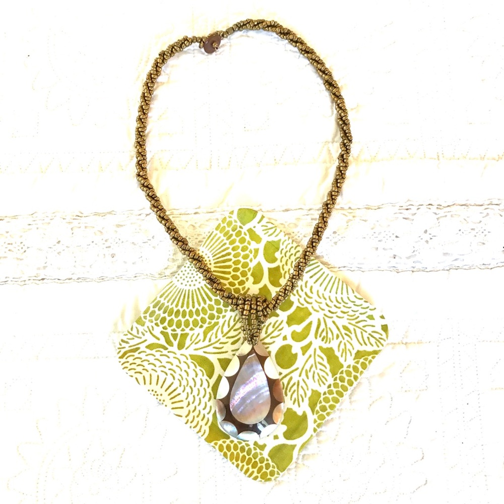 🔴 Gorgeous Beaded Necklace with Shell Pendant